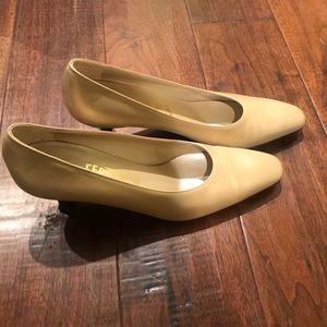 Ferragamo leather iridescent beige pumps with silver kitten heels 8.5aa narrow